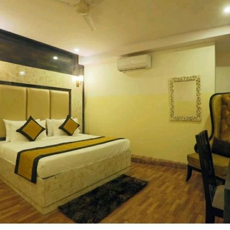 Hotel plazzo Nuova Delhi Esterno foto