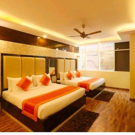 Hotel plazzo Nuova Delhi Esterno foto