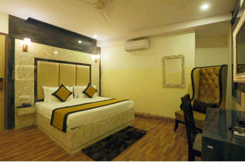 Hotel plazzo Nuova Delhi Esterno foto