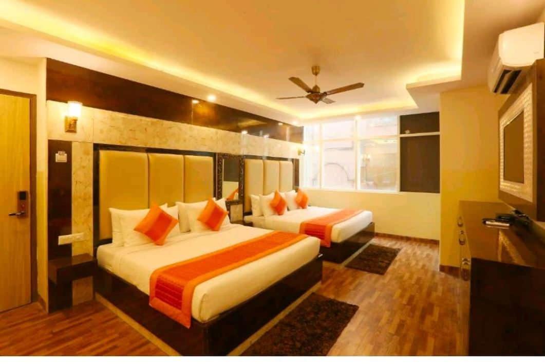 Hotel plazzo Nuova Delhi Esterno foto